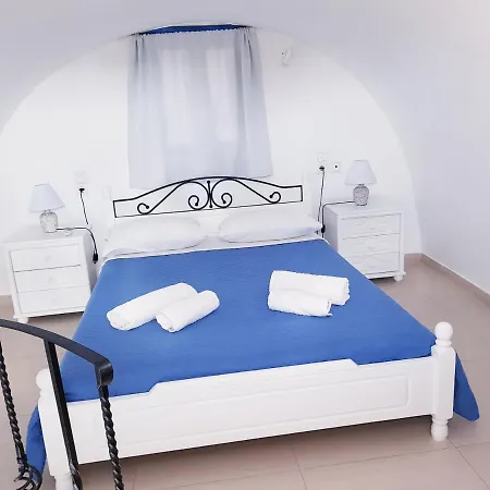 White & Blue Apartment Perivolos (Santorini)