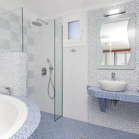 Apartment White & Blue Perivolos (Santorini)